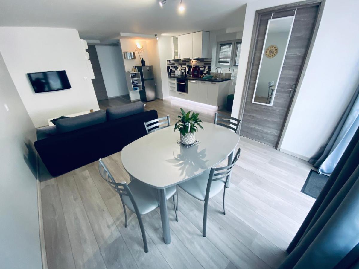 Toul Appartement Entier Avec Parking Prive Au Calme Cosy A Etage Avec Balcon Exteriör bild