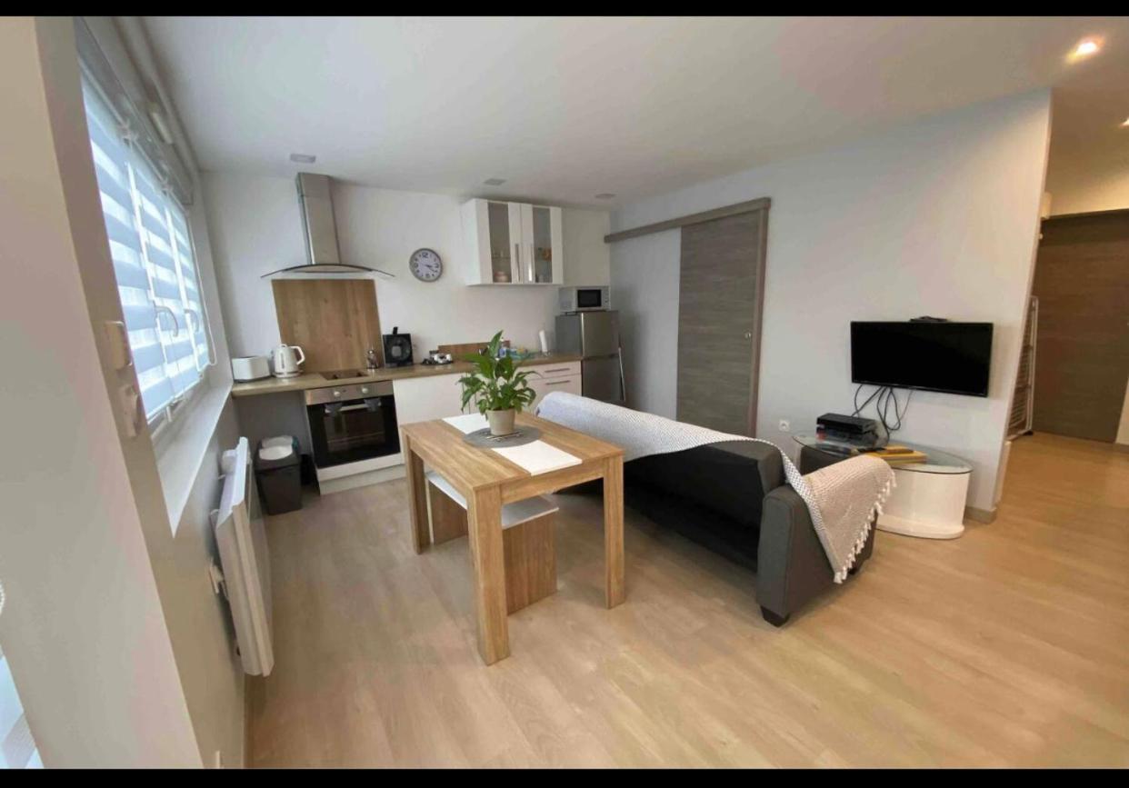 Toul Appartement Entier Avec Parking Prive Au Calme Cosy A Etage Avec Balcon Exteriör bild