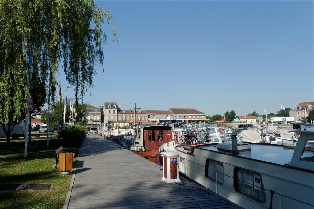 Toul Appartement Entier Avec Parking Prive Au Calme Cosy A Etage Avec Balcon Exteriör bild